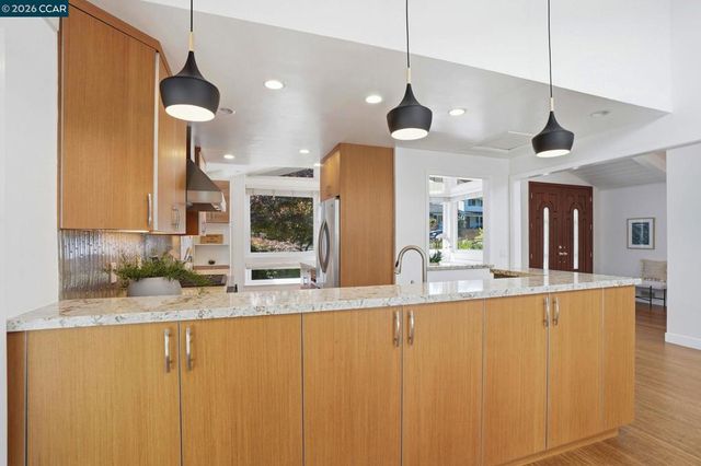 260 Corliss Dr, Moraga, CA 94556