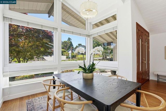 260 Corliss Dr, Moraga, CA 94556
