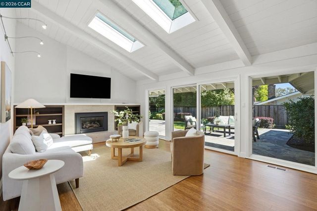 260 Corliss Dr, Moraga, CA 94556