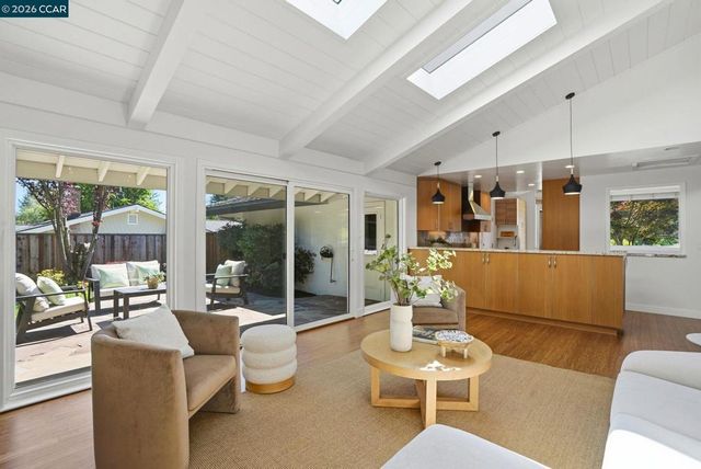 260 Corliss Dr, Moraga, CA 94556