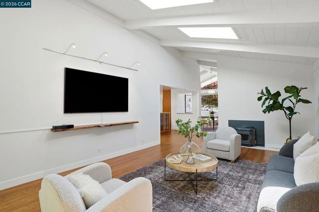 260 Corliss Dr, Moraga, CA 94556