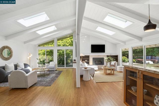 260 Corliss Dr, Moraga, CA 94556