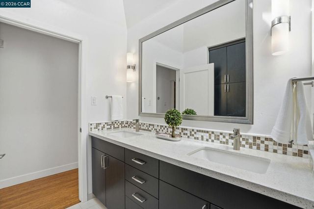 260 Corliss Dr, Moraga, CA 94556