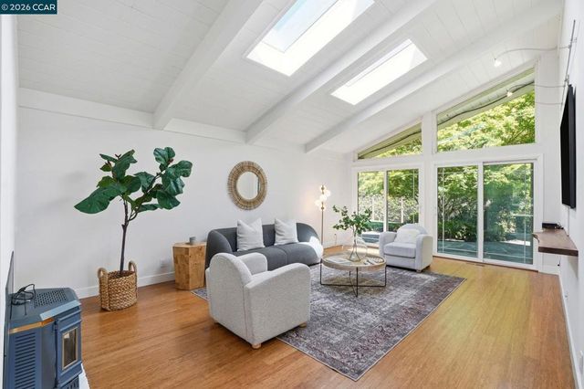 260 Corliss Dr, Moraga, CA 94556