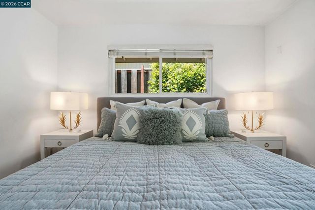 260 Corliss Dr, Moraga, CA 94556