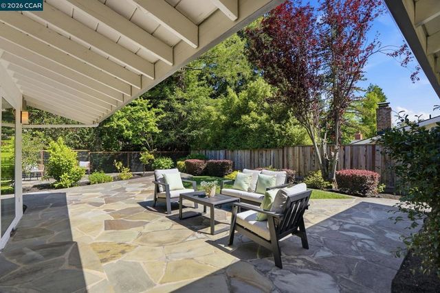 260 Corliss Dr, Moraga, CA 94556