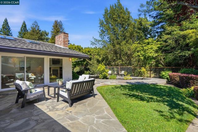 260 Corliss Dr, Moraga, CA 94556