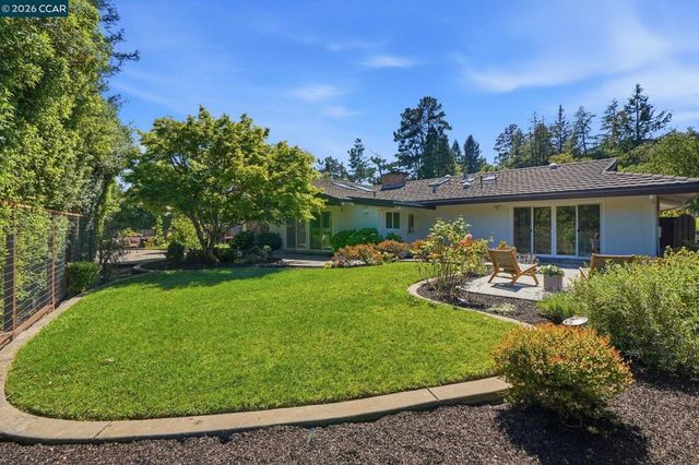 260 Corliss Dr, Moraga, CA 94556