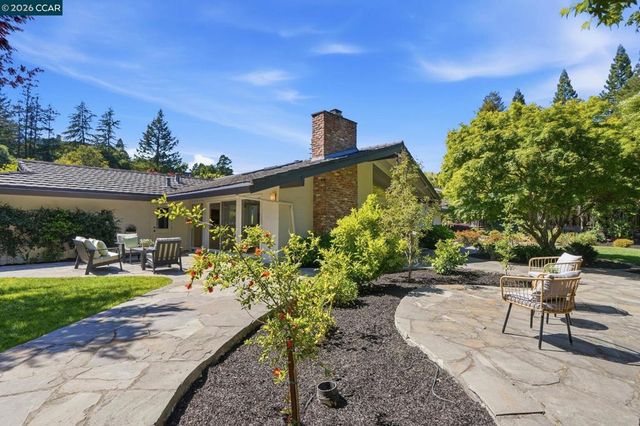 260 Corliss Dr, Moraga, CA 94556