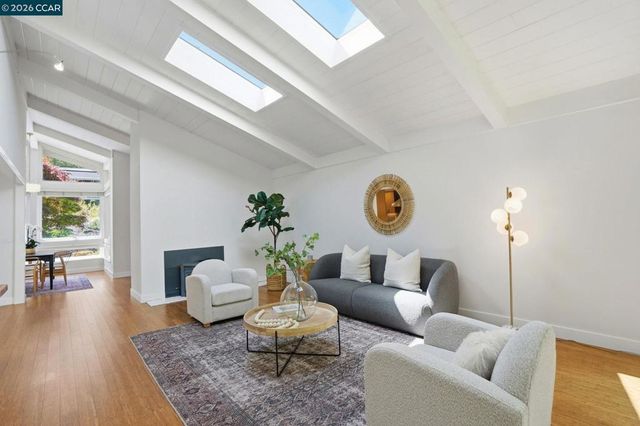 260 Corliss Dr, Moraga, CA 94556