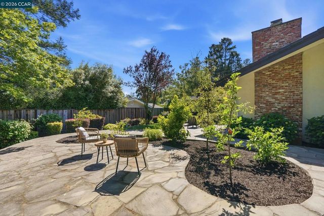 260 Corliss Dr, Moraga, CA 94556