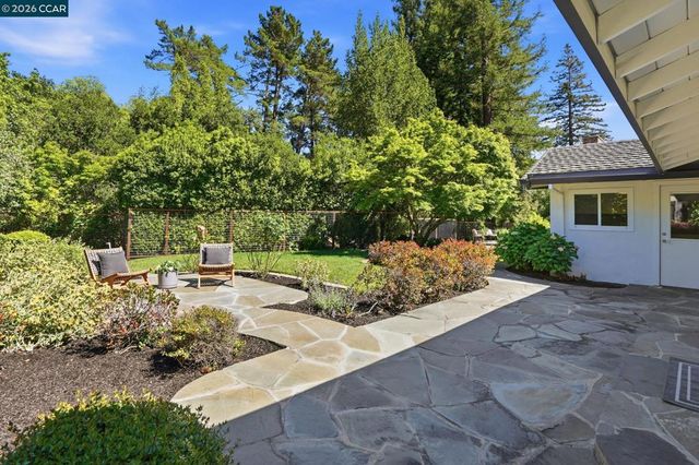260 Corliss Dr, Moraga, CA 94556
