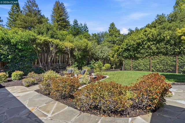 260 Corliss Dr, Moraga, CA 94556