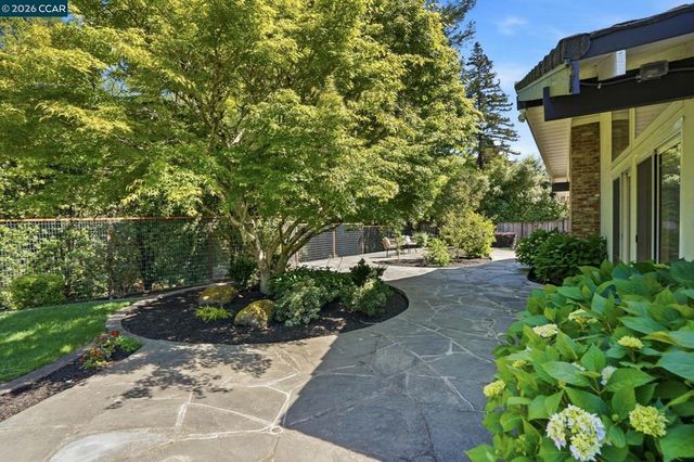 260 Corliss Dr, Moraga, CA 94556