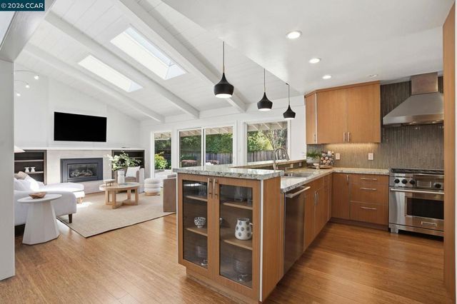 260 Corliss Dr, Moraga, CA 94556