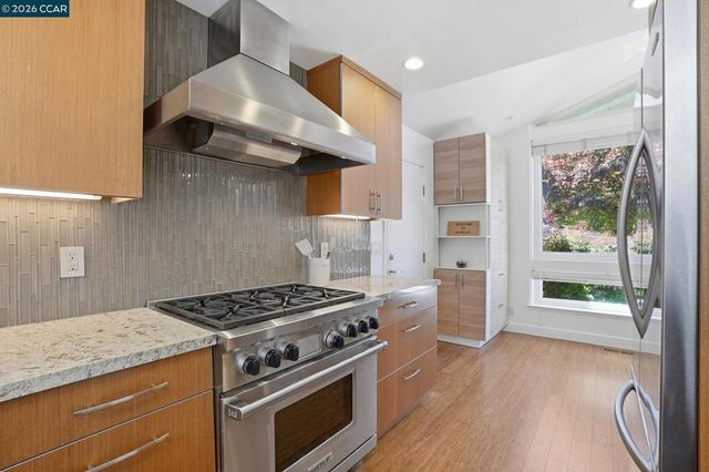 260 Corliss Dr, Moraga, CA 94556