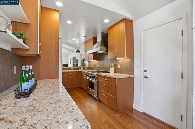 260 Corliss Dr, Moraga, CA 94556