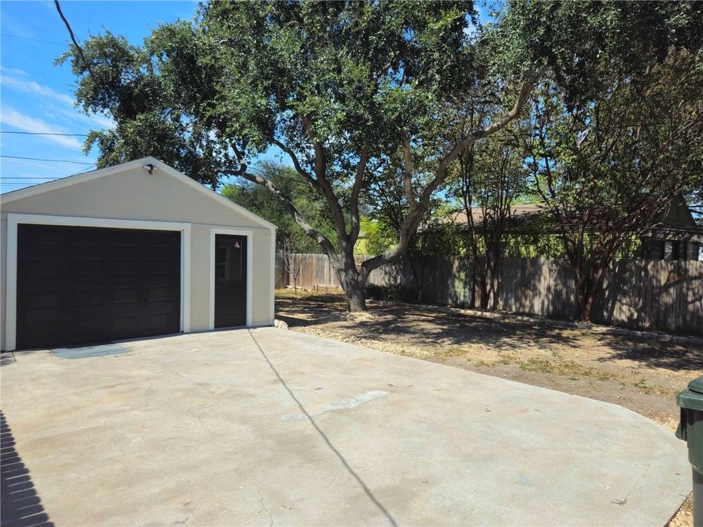 2321 Riggan St, Corpus Christi, TX 78404 — photo 3