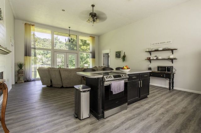 218 River Rd Road, Hardy, AR 72542