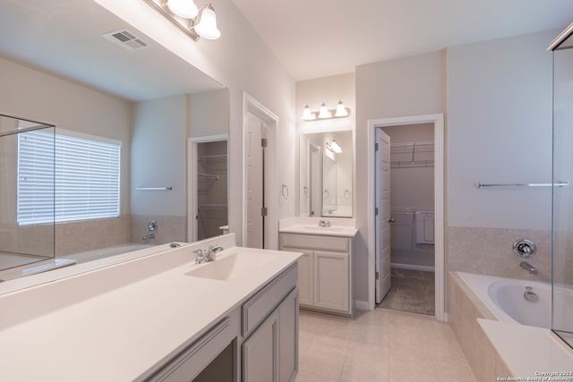 13221 Badlands Way, St Hedwig, TX 78152