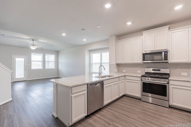 13221 Badlands Way, St Hedwig, TX 78152