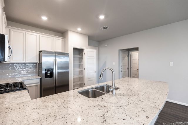 13221 Badlands Way, St Hedwig, TX 78152