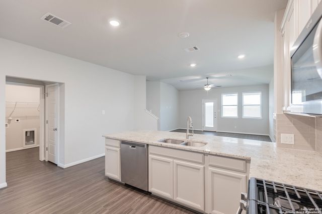 13221 Badlands Way, St Hedwig, TX 78152