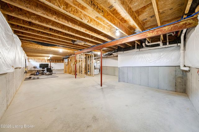1928 Scenic Lakes Dr, Louisville, KY 40245