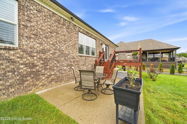 1928 Scenic Lakes Dr, Louisville, KY 40245