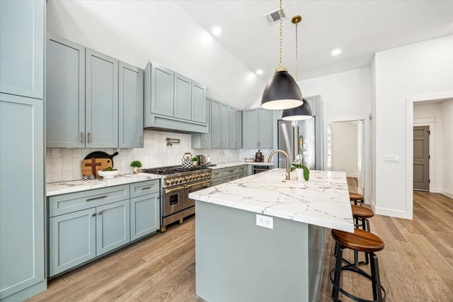 14 Lush Meadow Place, The Woodlands, TX 77381
