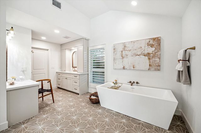 14 Lush Meadow Place, The Woodlands, TX 77381