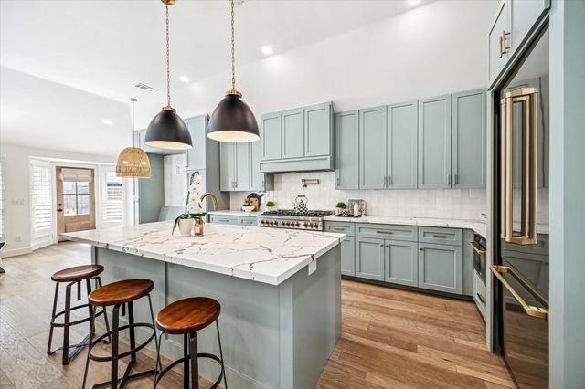 14 Lush Meadow Place, The Woodlands, TX 77381