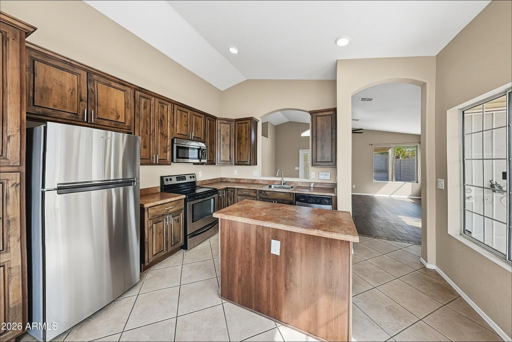 6910 W VIA DEL SOL Drive, Glendale, AZ 85310 — photo 4