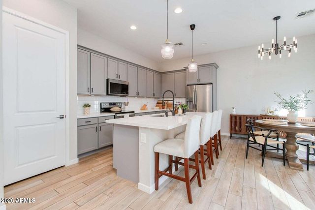 901 S SMITH Road 1063, Tempe, AZ 85281