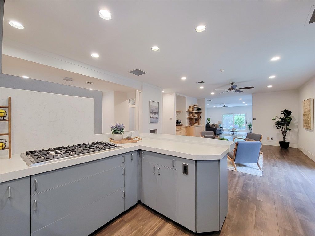 Image 10 of property listing at 5111 Linden Street, Bellaire, TX 77401