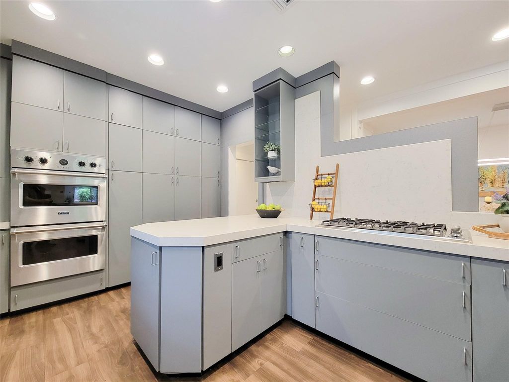 Image 11 of property listing at 5111 Linden Street, Bellaire, TX 77401