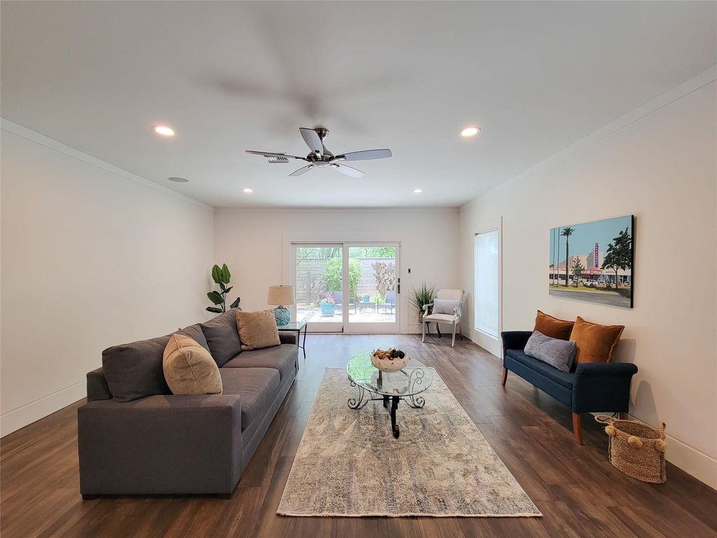 Image 16 of property listing at 5111 Linden Street, Bellaire, TX 77401