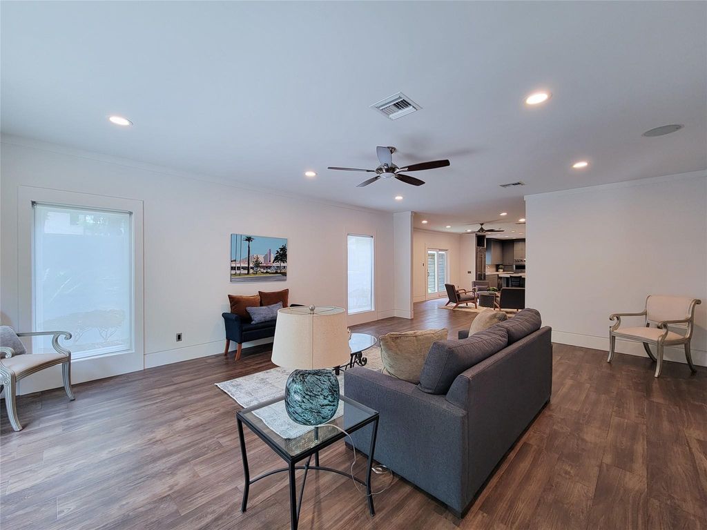 Image 18 of property listing at 5111 Linden Street, Bellaire, TX 77401