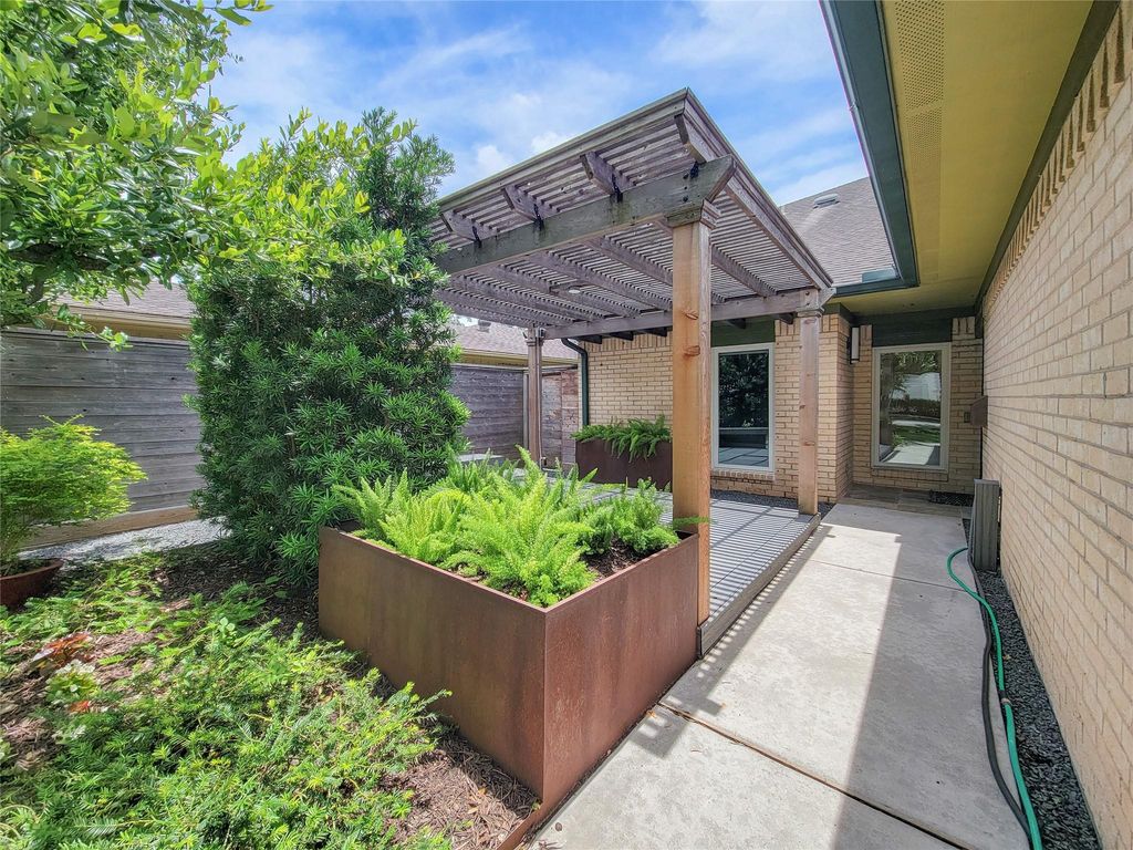 Image 2 of property listing at 5111 Linden Street, Bellaire, TX 77401