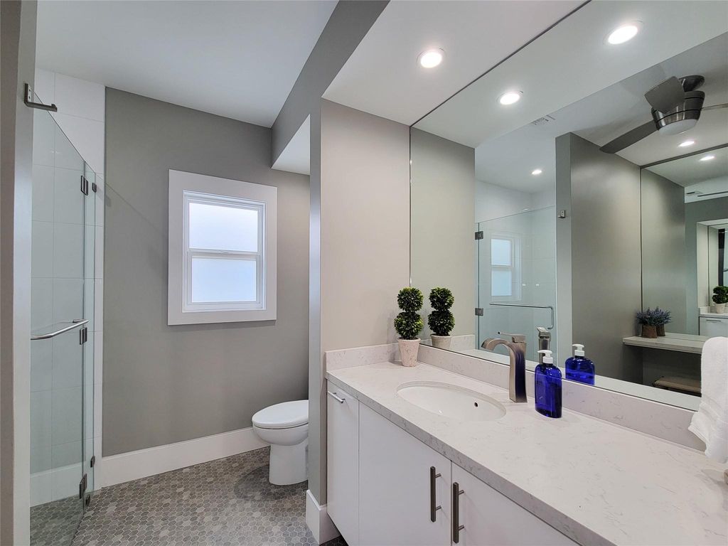 Image 25 of property listing at 5111 Linden Street, Bellaire, TX 77401