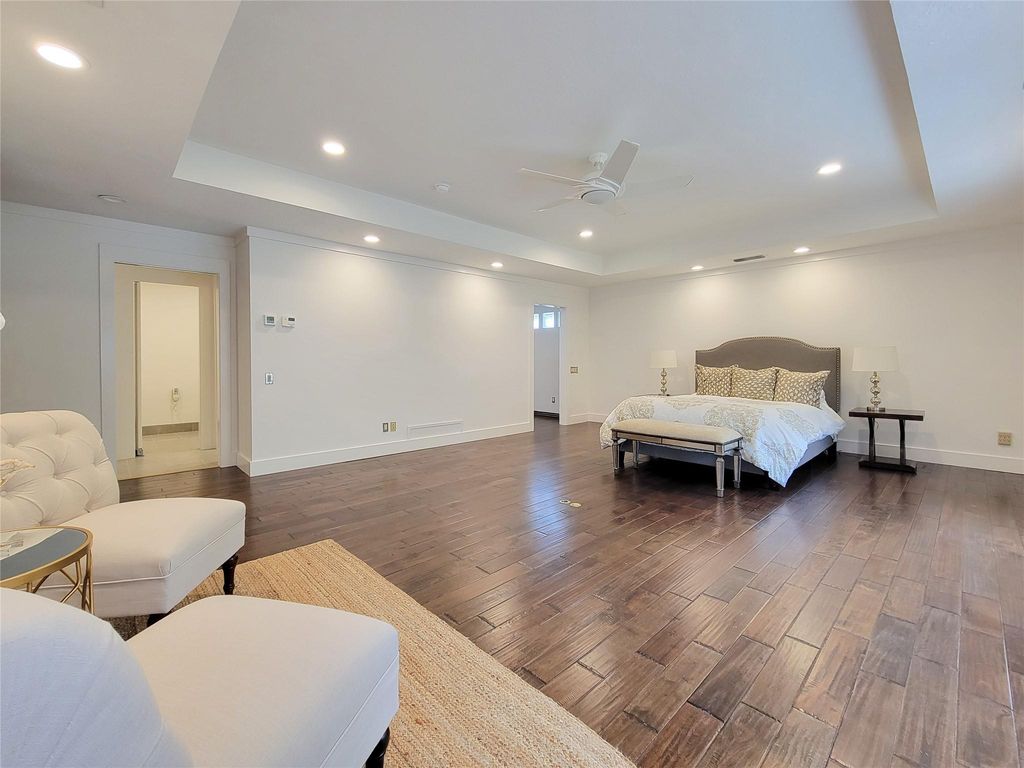 Image 31 of property listing at 5111 Linden Street, Bellaire, TX 77401