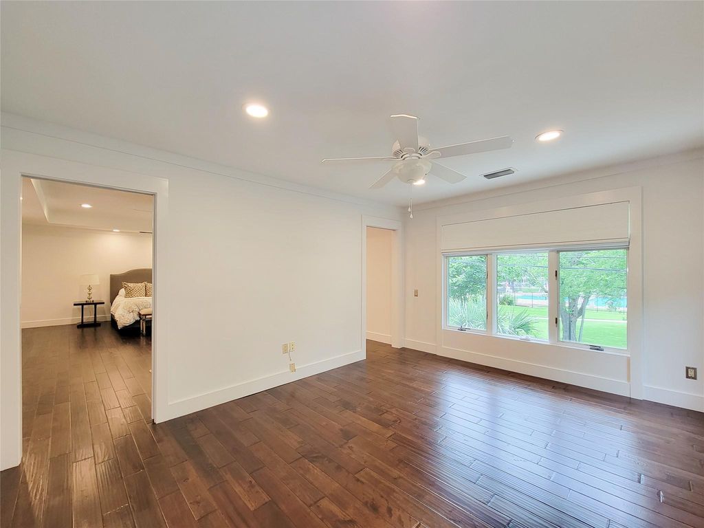 Image 32 of property listing at 5111 Linden Street, Bellaire, TX 77401