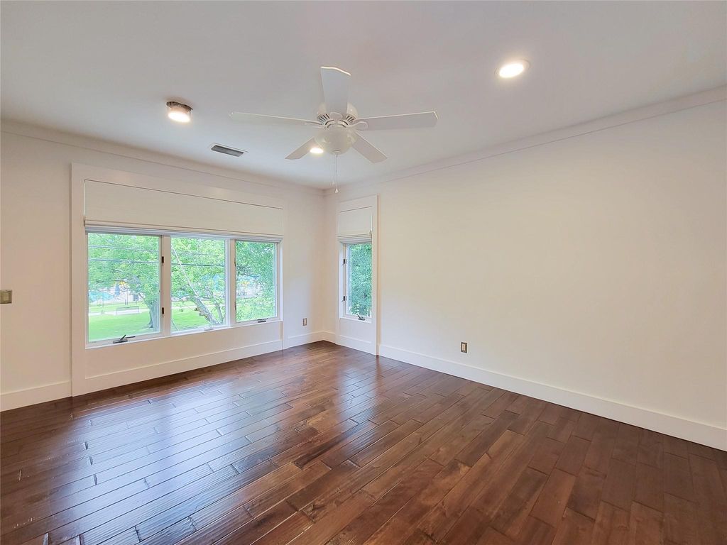 Image 33 of property listing at 5111 Linden Street, Bellaire, TX 77401