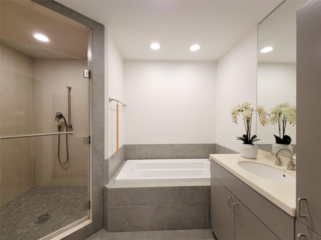 Image 35 of property listing at 5111 Linden Street, Bellaire, TX 77401