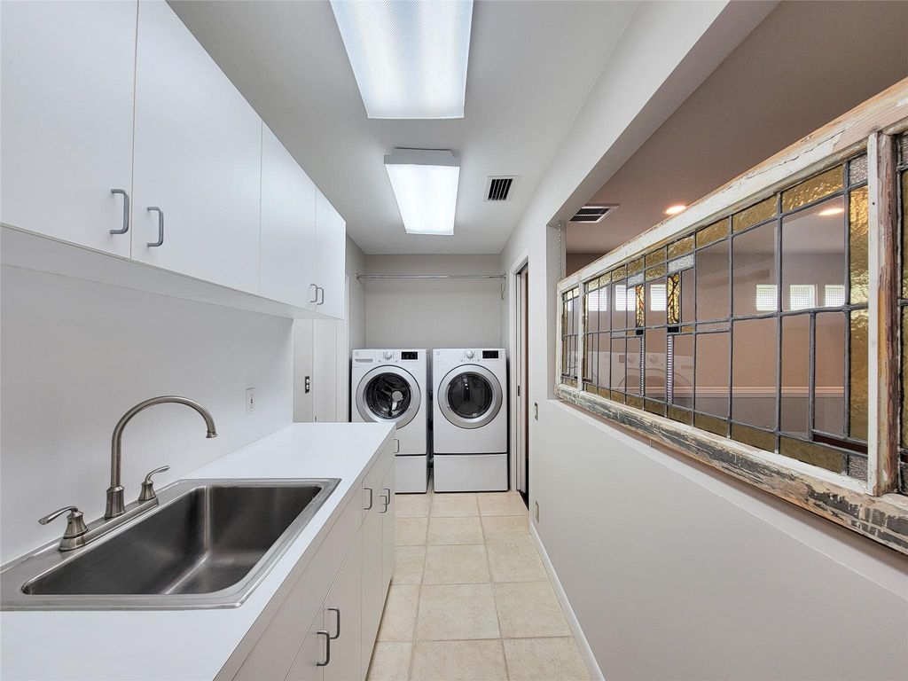 Image 39 of property listing at 5111 Linden Street, Bellaire, TX 77401