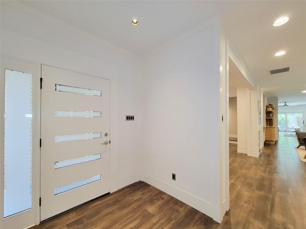 Image 4 of property listing at 5111 Linden Street, Bellaire, TX 77401