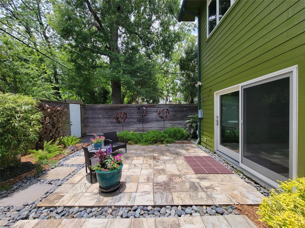 Image 41 of property listing at 5111 Linden Street, Bellaire, TX 77401