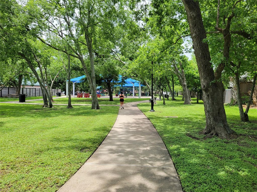 Image 46 of property listing at 5111 Linden Street, Bellaire, TX 77401