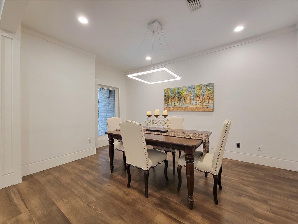 Image 6 of property listing at 5111 Linden Street, Bellaire, TX 77401