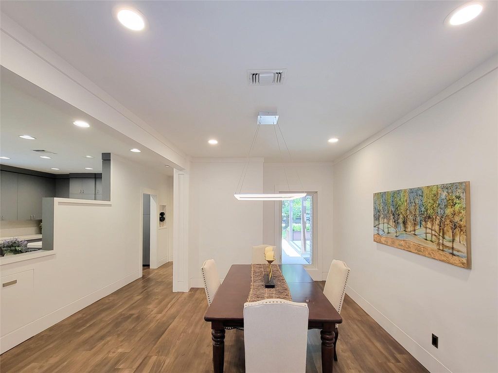 Image 7 of property listing at 5111 Linden Street, Bellaire, TX 77401